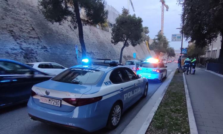 "Hai rubato il mio cellulare", l'accusa e poi la lite in strada: pomeriggio di tensione a Macerata (FOTO)