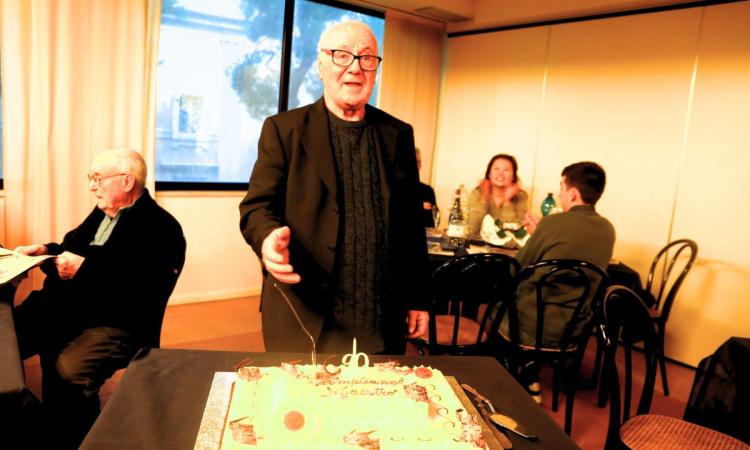 Festa a sorpresa per i 90 anni di Sandro Trotti: il pittore marchigiano che ha rivoluzionato il paesaggio (FOTO)