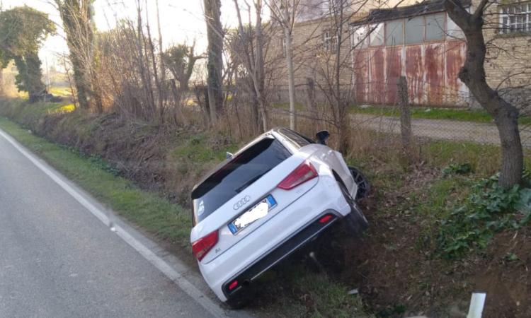 Recanati, finisce fuori strada e l'auto resta in bilico: incidente lungo la "Regina" (FOTO)