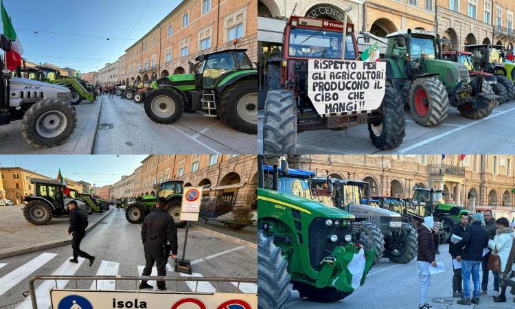 San Severino, la protesta dei trattori arriva in piazza Del Popolo (FOTO)