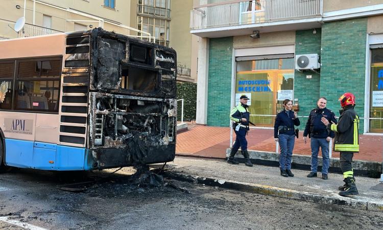 Bus in fiamme a Macerata, attimi di paura: intervengono i vigili del fuoco (FOTO)