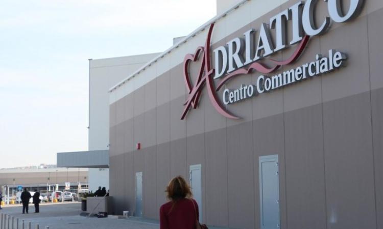 Civitanova, tentano di scardinare il bancomat del centro commerciale: ladri messi in fuga dall'allarme Civitanova, tentano di scardinare il bancomat del centro commerciale: ladri messi in fuga dall'allarme