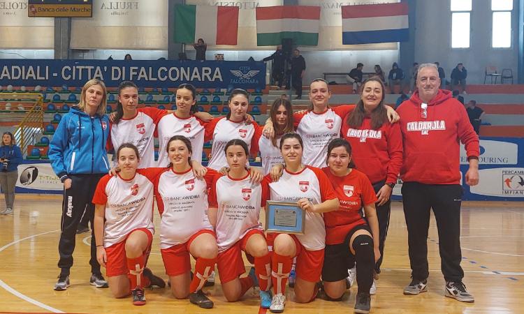 Calcio a 5, a un passo dal sogno: secondo posto per Caldarola nella Coppa Marche under 15 Calcio a 5, a un passo dal sogno: secondo posto per Caldarola nella Coppa Marche under 15