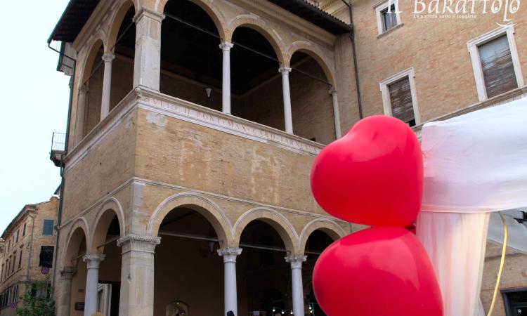 Macerata, per San Valentino edizione speciale del mercato "Barattolo": il centro si tinge di rosso Macerata, per San Valentino edizione speciale del mercato "Barattolo": il centro si tinge di rosso