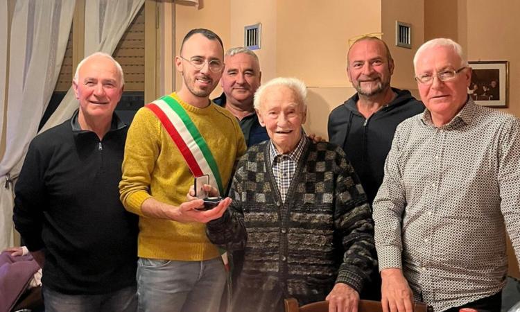 Matelica in festa per i 103 anni di Dino: "Il mio segreto? Uova al mattino e un goccio di liquore prima di dormire" Matelica in festa per i 103 anni di Dino: "Il mio segreto? Uova al mattino e un goccio di liquore prima di dormire"