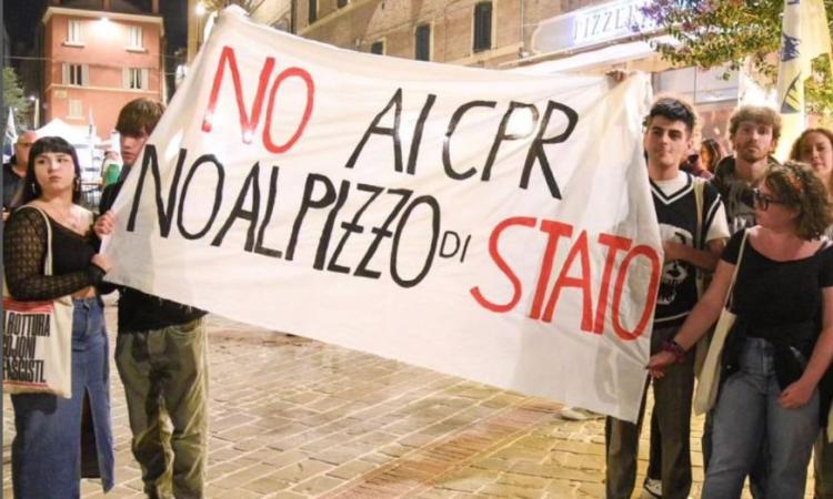 Macerata, 6 anni dopo il raid di Traini Officina Universitaria in piazza: "Basta razzismo e fascismo" Macerata, 6 anni dopo il raid di Traini Officina Universitaria in piazza: "Basta razzismo e fascismo"