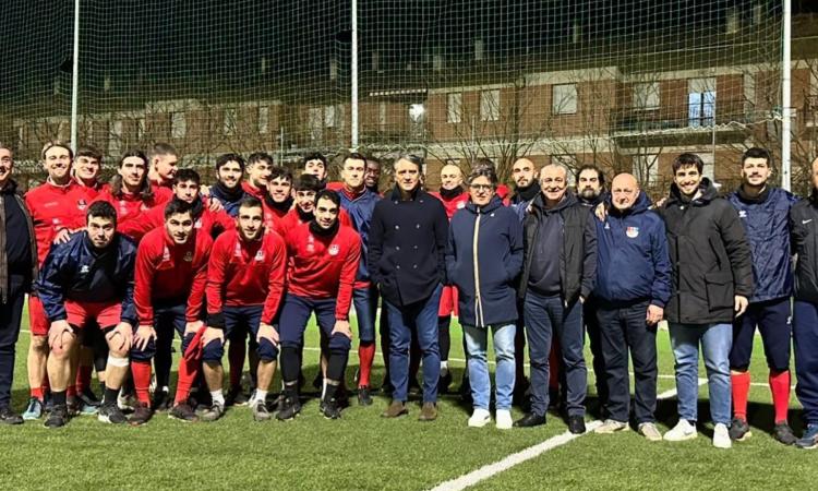 Roberto Mancini a Moie: visita alla prima squadra in allenamento Roberto Mancini a Moie: visita alla prima squadra in allenamento