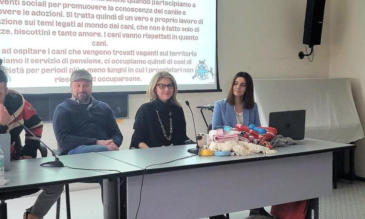 Macerata, a lezione di rispetto per gli animali: i responsabili del canile salgono in cattedra al "Fermi" Macerata, a lezione di rispetto per gli animali: i responsabili del canile salgono in cattedra al "Fermi"