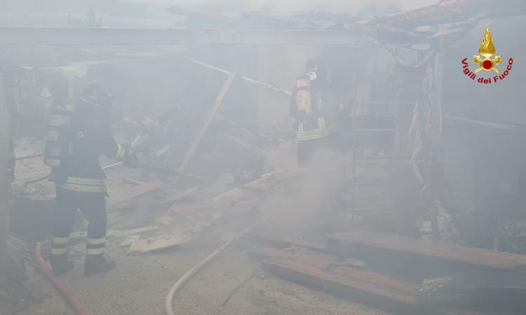 Scoppia incendio in un'abitazione: un uomo trasportato all'ospedale Scoppia incendio in un'abitazione: un uomo trasportato all'ospedale