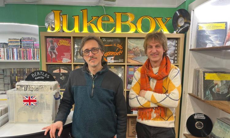 Jukebox all’idrogeno, il negozio di dischi che resiste alla rivoluzione digitale: "Col vinile fruizione più intensa" (FOTO)