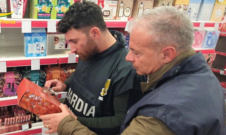 Sostanza vietata nei cosmetici, maxi sequestro della finanza nel Maceratese: un denunciato Sostanza vietata nei cosmetici, maxi sequestro della finanza nel Maceratese: un denunciato
