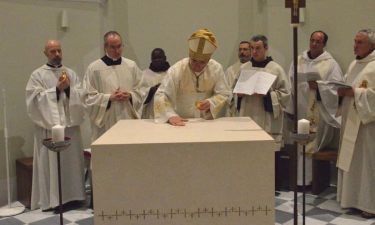 San Severino, riapre dopo il sisma la chiesa di Santa Chiara con la benedizione del nuovo altare San Severino, riapre dopo il sisma la chiesa di Santa Chiara con la benedizione del nuovo altare