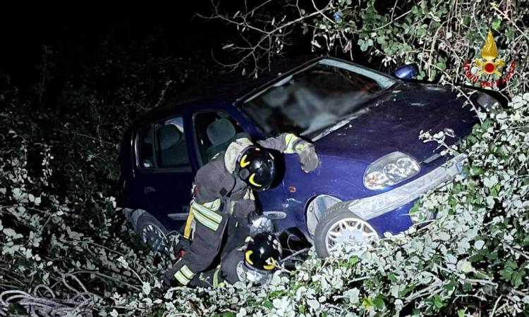 Sbaglia la manovra in fase di parcheggio e finisce nella scarpata: volo di 10 metri con l'auto (VIDEO)