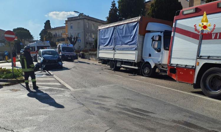 Incidente a Recanati, scontro tra auto e camion: 12enne grave a Torrette, coinvolta un'intera famiglia