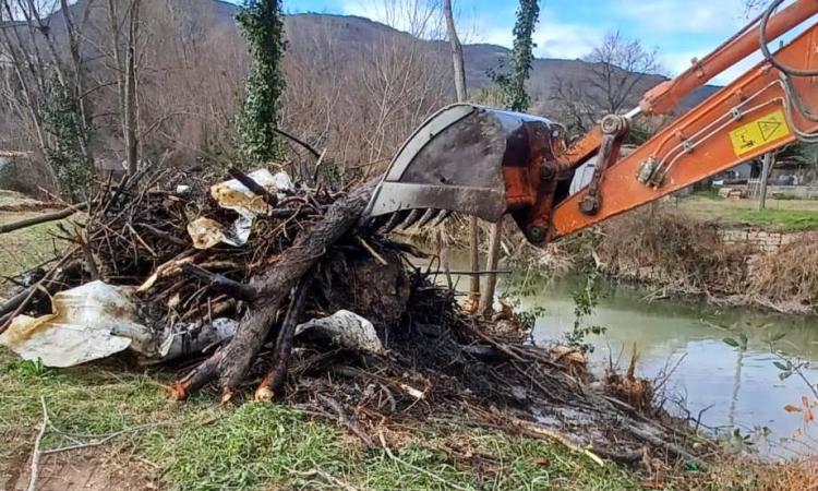 San Severino, ponte Sant'Antonio: al via la pulizia del fiume Potenza da rami e tronchi