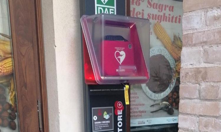 Montecassiano, installato un nuovo defibrillatore in piazza Unità d’Italia