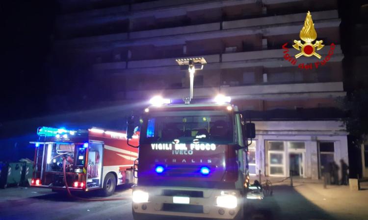 Porto Recanati, scoppia incendio all'Hotel House: a fuoco i contatori elettrici Porto Recanati, scoppia incendio all'Hotel House: a fuoco i contatori elettrici