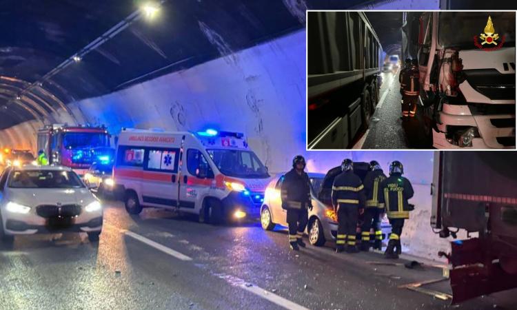 Incidente in A14, tamponamento tra due camion e un'auto: rotoli di carta in strada, traffico in tilt