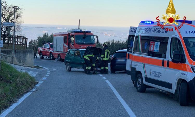 Scontro in curva tra una Panda e una Fiesta: due feriti Scontro in curva tra una Panda e una Fiesta: due feriti