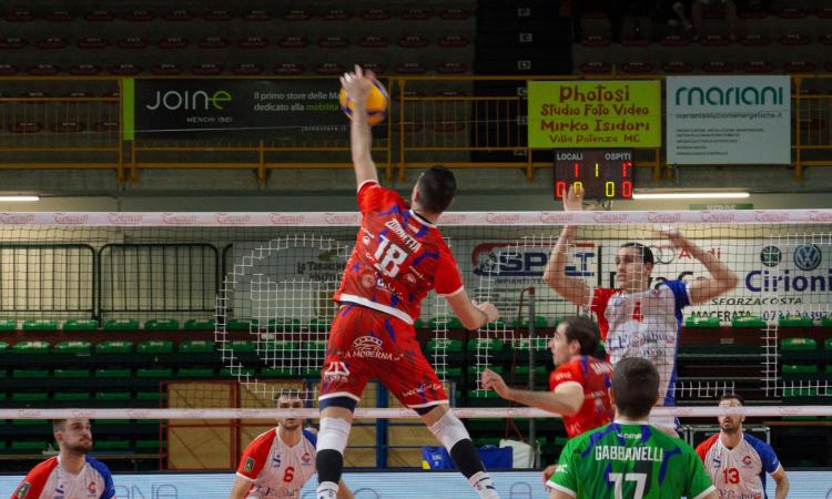 Volley, solo un punto per Macerata: al tie-break passa Casarano Volley, solo un punto per Macerata: al tie-break passa Casarano