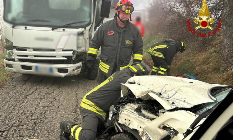 Violento scontro tra auto e camion: un ferito estratto dalle lamiere Violento scontro tra auto e camion: un ferito estratto dalle lamiere