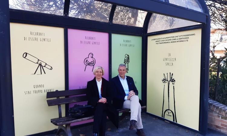 Recanati, installate le nuove pensiline degli autobus: "Per una città ricca di cultura e di gentilezza"