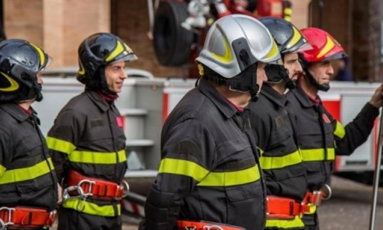 Macerata, i vigili del fuoco in sciopero per 4 ore: "Buoni pasto ridicoli e turni notturni sottopagati" Macerata, i vigili del fuoco in sciopero per 4 ore: "Buoni pasto ridicoli e turni notturni sottopagati"