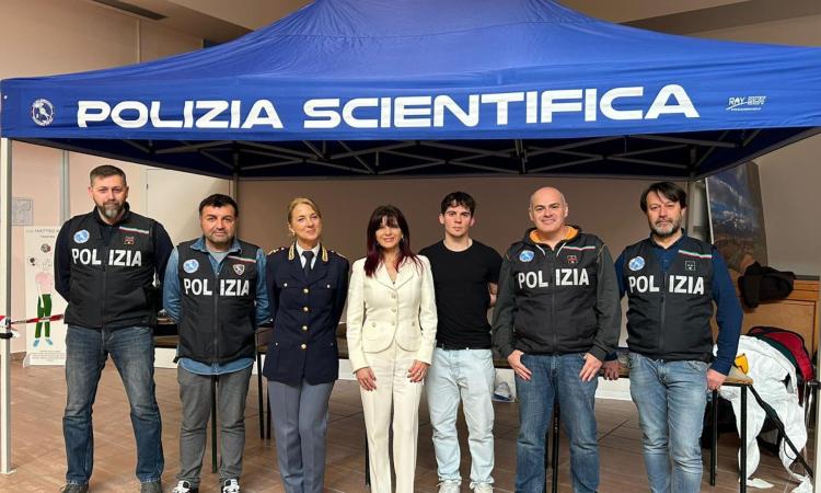 Macerata, dal sopralluogo al repertamento impronte: la polizia scientifica sale in cattedra Macerata, dal sopralluogo al repertamento impronte: la polizia scientifica sale in cattedra