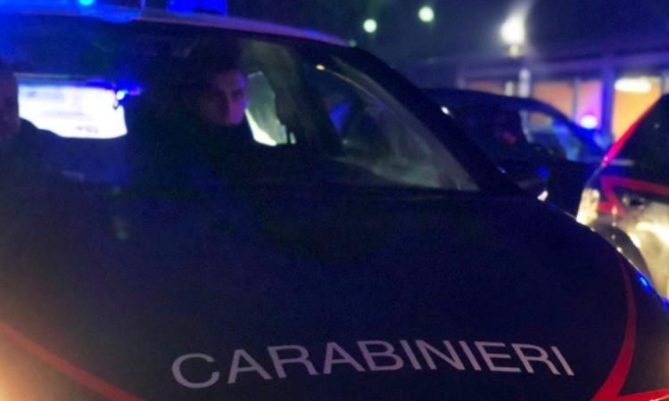 Giovane donna tenta il suicidio sui binari: i carabinieri la salvano Giovane donna tenta il suicidio sui binari: i carabinieri la salvano
