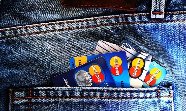 Gli svuotano il conto corrente fingendosi l'istituto di credito: il risarcimento danni della banca è dovuto?