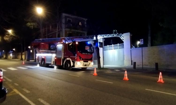 Macerata, esce per una passeggiata e resta "imprigionato" allo stadio: liberato nella notte