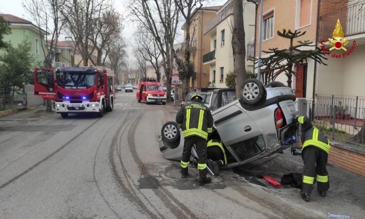 Auto si ribalta dopo lo scontro: un ferito trasportato all'ospedale Auto si ribalta dopo lo scontro: un ferito trasportato all'ospedale
