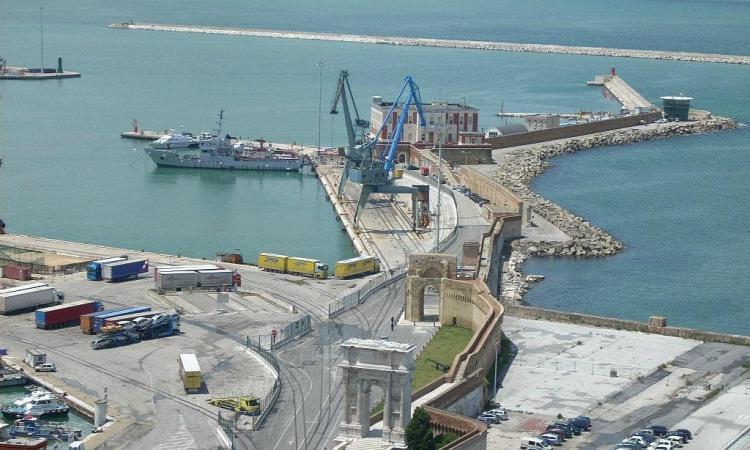 Arrestato scafista, sbarcò ad Ancona un anno fa con 48 migranti Arrestato scafista, sbarcò ad Ancona un anno fa con 48 migranti