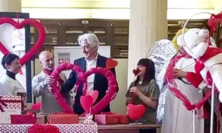 Macerata, Acm omaggia i clienti per l'evento di San Valentino: "Ora al lavoro per la Festa della donna"