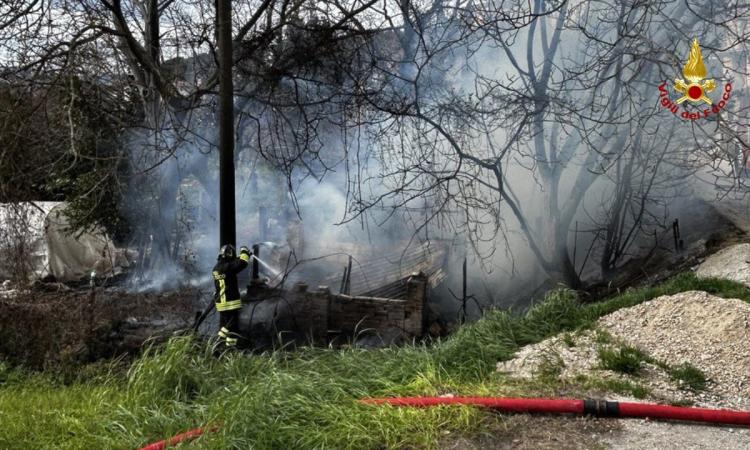 Tolentino, capanno agricolo va a fuoco: fumo visibile dal centro città (FOTO) Tolentino, capanno agricolo va a fuoco: fumo visibile dal centro città (FOTO)