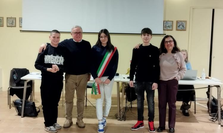 Treia, ecco il nuovo Consiglio comunale dei ragazzi e delle ragazze: Daria Caldarola sindaca Treia, ecco il nuovo Consiglio comunale dei ragazzi e delle ragazze: Daria Caldarola sindaca