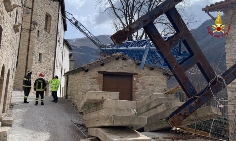 Bolognola, gru si schianta su due palazzi per le forti raffiche di vento Bolognola, gru si schianta su due palazzi per le forti raffiche di vento