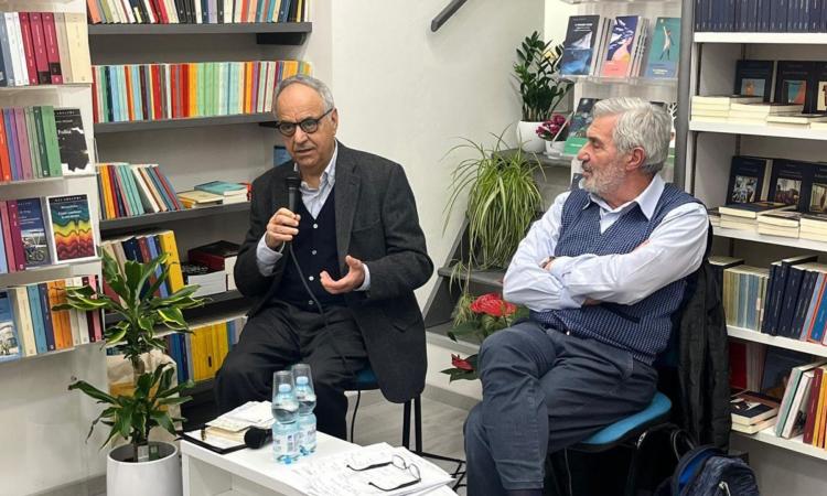Macerata, gran successo per la presentazione del libro del prof. Adornato "A un tiro di Schioppo" (VIDEO) Macerata, gran successo per la presentazione del libro del prof. Adornato "A un tiro di Schioppo" (VIDEO)