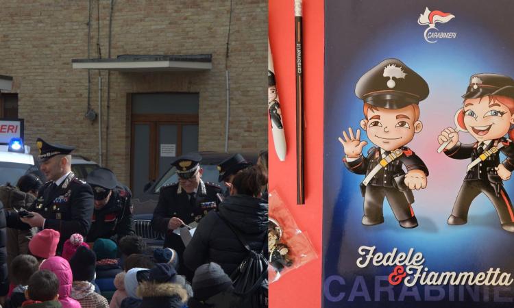 Macerata, un giorno speciale per i bambini della scuola Cardarelli: in gita alla caserma "Infelisi" Macerata, un giorno speciale per i bambini della scuola Cardarelli: in gita alla caserma "Infelisi"
