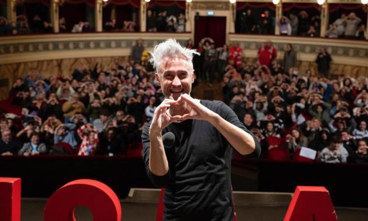 Matelica, doppio sold-out per il professor Vincenzo Schettini: la star del web riempie il palazzetto