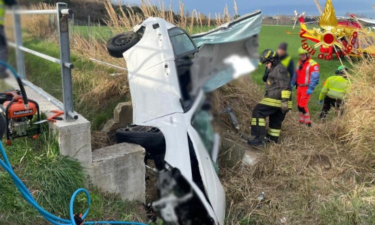 Incidente in A14, auto finisce fuori strada e vola in un campo: il conducente è grave, soccorso in eliambulanza (FOTO) Incidente in A14, auto finisce fuori strada e vola in un campo: il conducente è grave, soccorso in eliambulanza (FOTO)