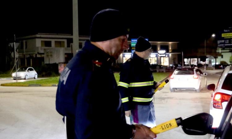 Civitanova, patenti ritirate a raffica: in una sola notte 31 multe e oltre 270 punti decurtati