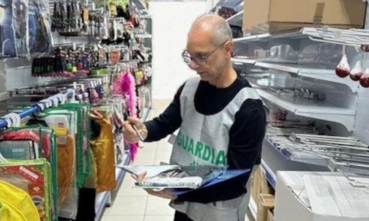 Civitanova, maschere di Carnevale e giocattoli pericolosi: maxi sequestro delle Fiamme Gialle Civitanova, maschere di Carnevale e giocattoli pericolosi: maxi sequestro delle Fiamme Gialle