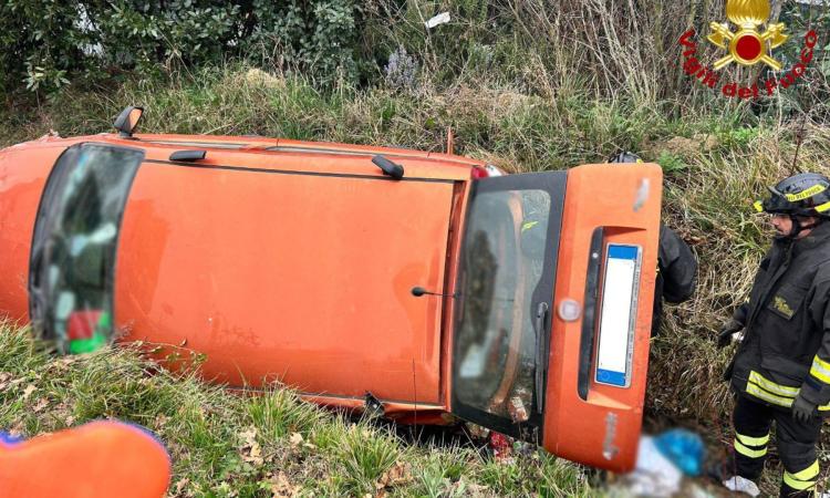 Esce di strada con l'auto e si ribalta: conducente estratto dall'abitacolo