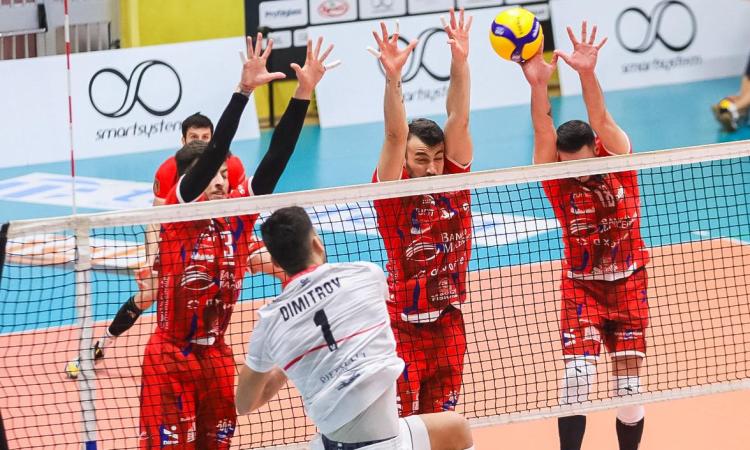 Volley, Macerata si arrende a Fano nel derby: trasferta amara per i biancorossi Volley, Macerata si arrende a Fano nel derby: trasferta amara per i biancorossi