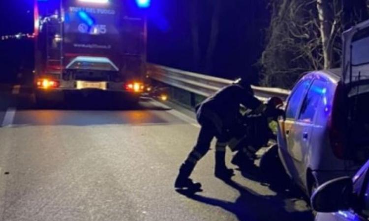 Tolentino, alla guida con patente ritirata provoca un tamponamento in superstrada: multato Tolentino, alla guida con patente ritirata provoca un tamponamento in superstrada: multato
