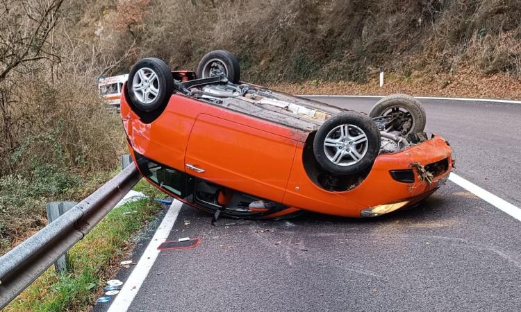 San Severino, finisce fuori strada e si ribalta con la Lancia Y: donna in ospedale (FOTO)