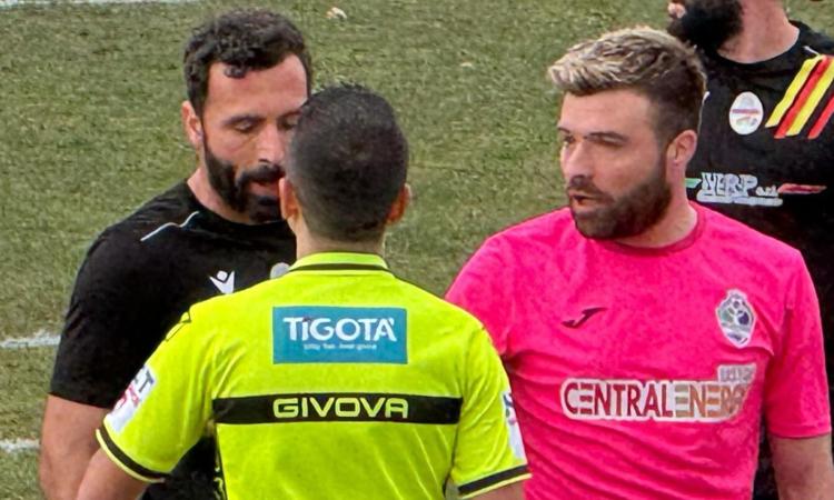Osimana - "Sputi, pietre e urina contro l'arbitro". Campo squalificato per un anno e mezzo Osimana - "Sputi, pietre e urina contro l'arbitro". Campo squalificato per un anno e mezzo