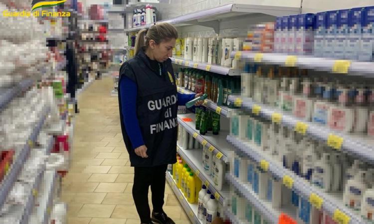 Cosmetici con sostanza tossica e giocattoli non sicuri: maxi sequestro della Finanza nel Maceratese Cosmetici con sostanza tossica e giocattoli non sicuri: maxi sequestro della Finanza nel Maceratese