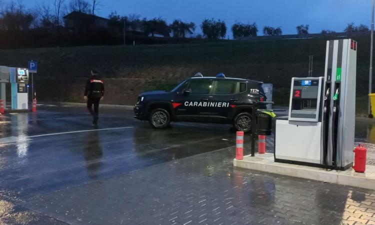 Penna San Giovanni, danneggia e imbratta distributore carburanti col proprio sangue: denunciato 47enne